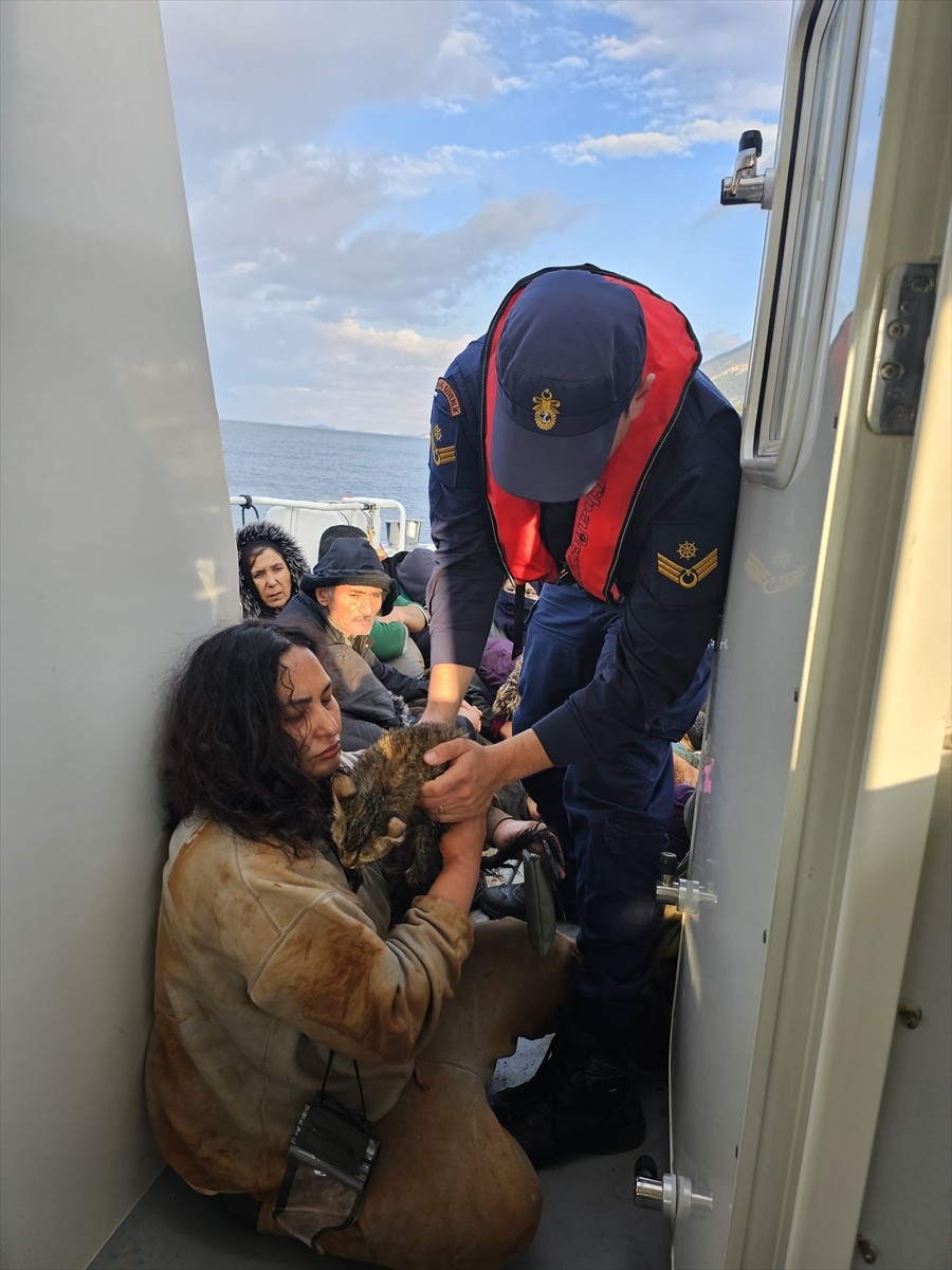 Antalya'nın Kaş ilçesi açıklarında 80 düzensiz göçmen kurtarıldı, 1 kişinin cansız bedenine...