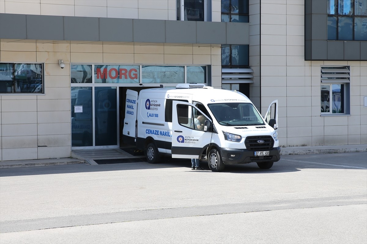 Antalya'nın Kaş ilçesinde, sobadan sızan karbonmonoksitten ölen 3 kişinin cenazeleri yakınlarına...