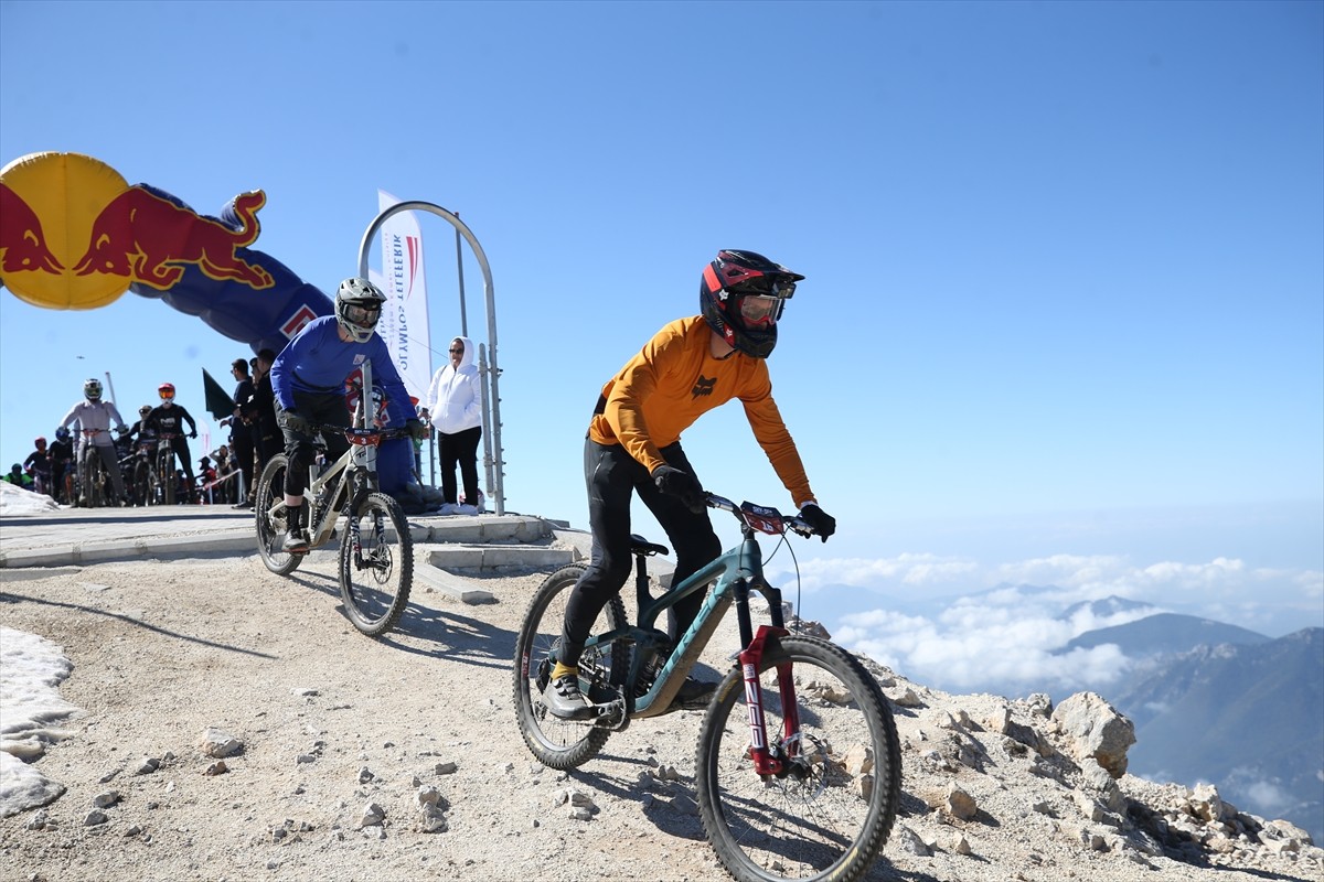 Antalya'nın Kemer ilçesinde bu yıl 3'üncüsü düzenlenen Sky To Sea Dağ Bisikleti Yarışı başladı....