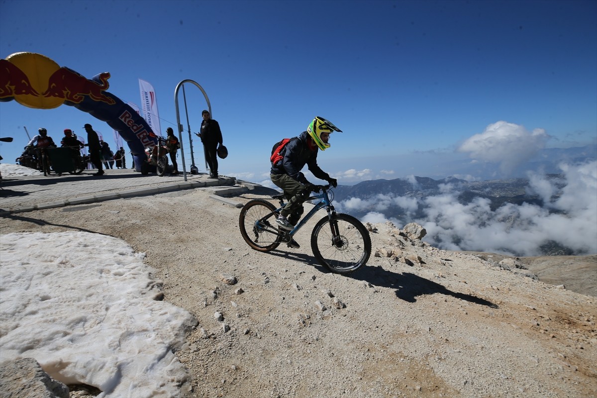 Antalya'nın Kemer ilçesinde bu yıl 3'üncüsü düzenlenen Sky To Sea Dağ Bisikleti Yarışı başladı....