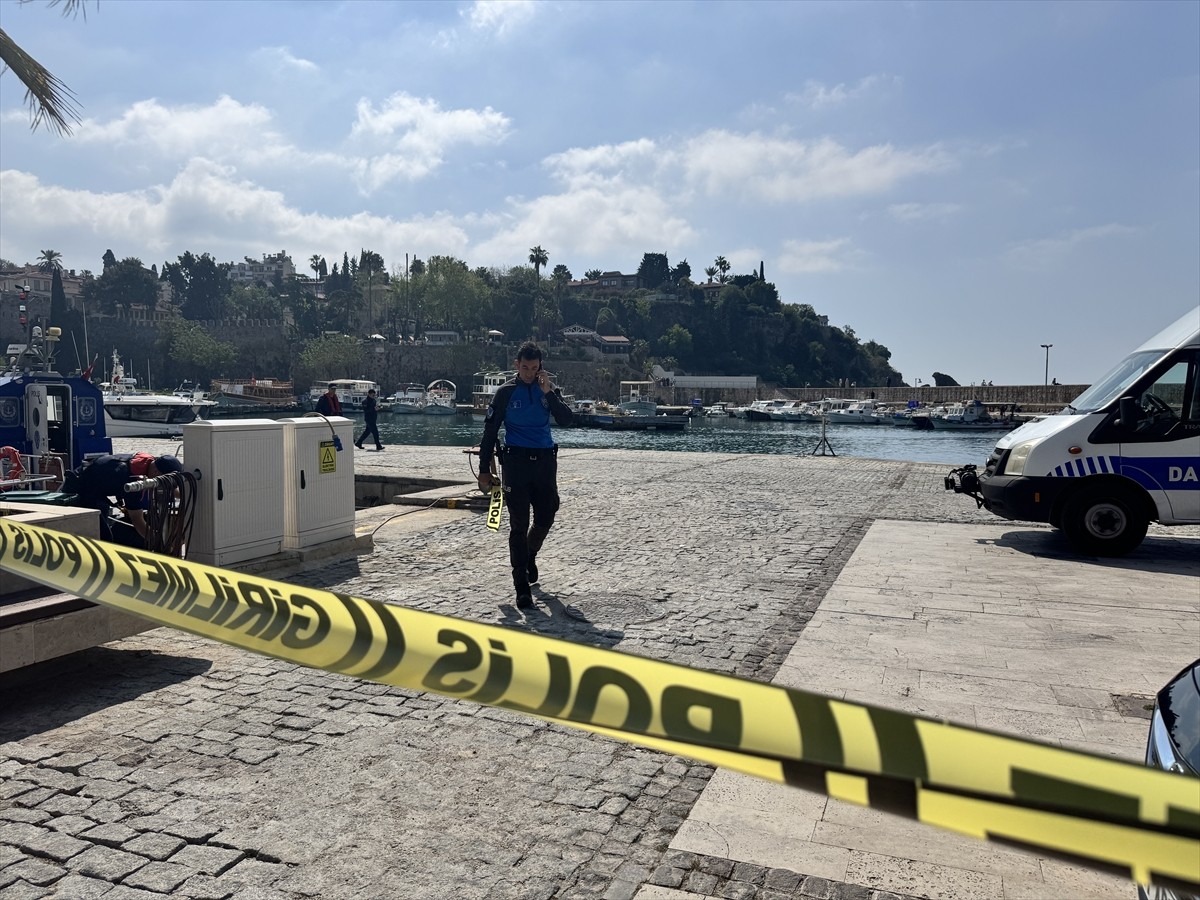 Antalya'nın Muratpaşa ilçesinde denizde erkek cesedi bulundu.