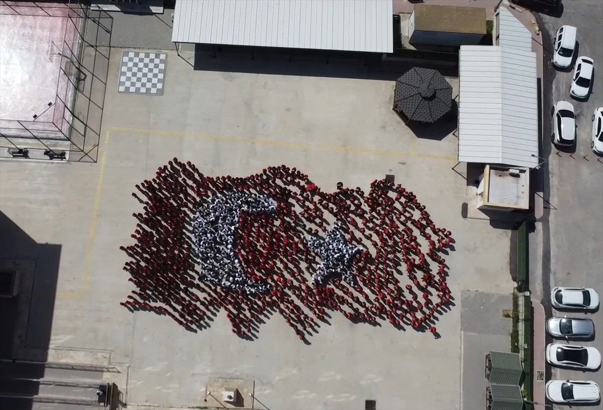 Antalya'nın Serik ilçesinde 1300 öğrenci, 23 Nisan Ulusal Egemenlik ve Çocuk Bayramı etkinlikleri...