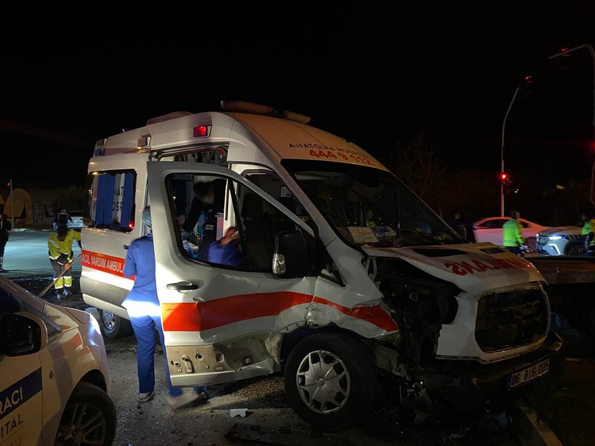 Antalya'nın Serik ilçesinde ambulans ile otomobilin çarpışması sonucu 9 kişi yaralandı.