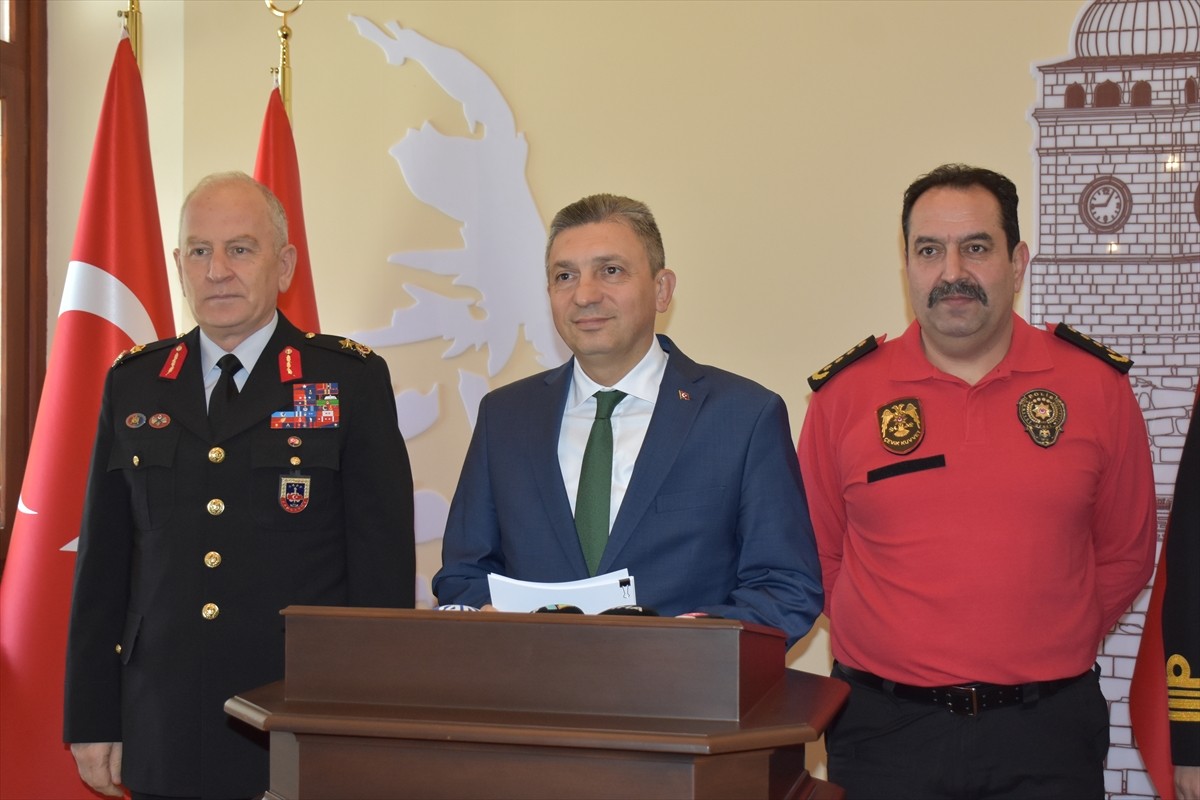 Antalya Valisi Hulusi Şahin (sol 2), Valilikte düzenlenen mart ayına ilişkin asayiş ve güvenlik...