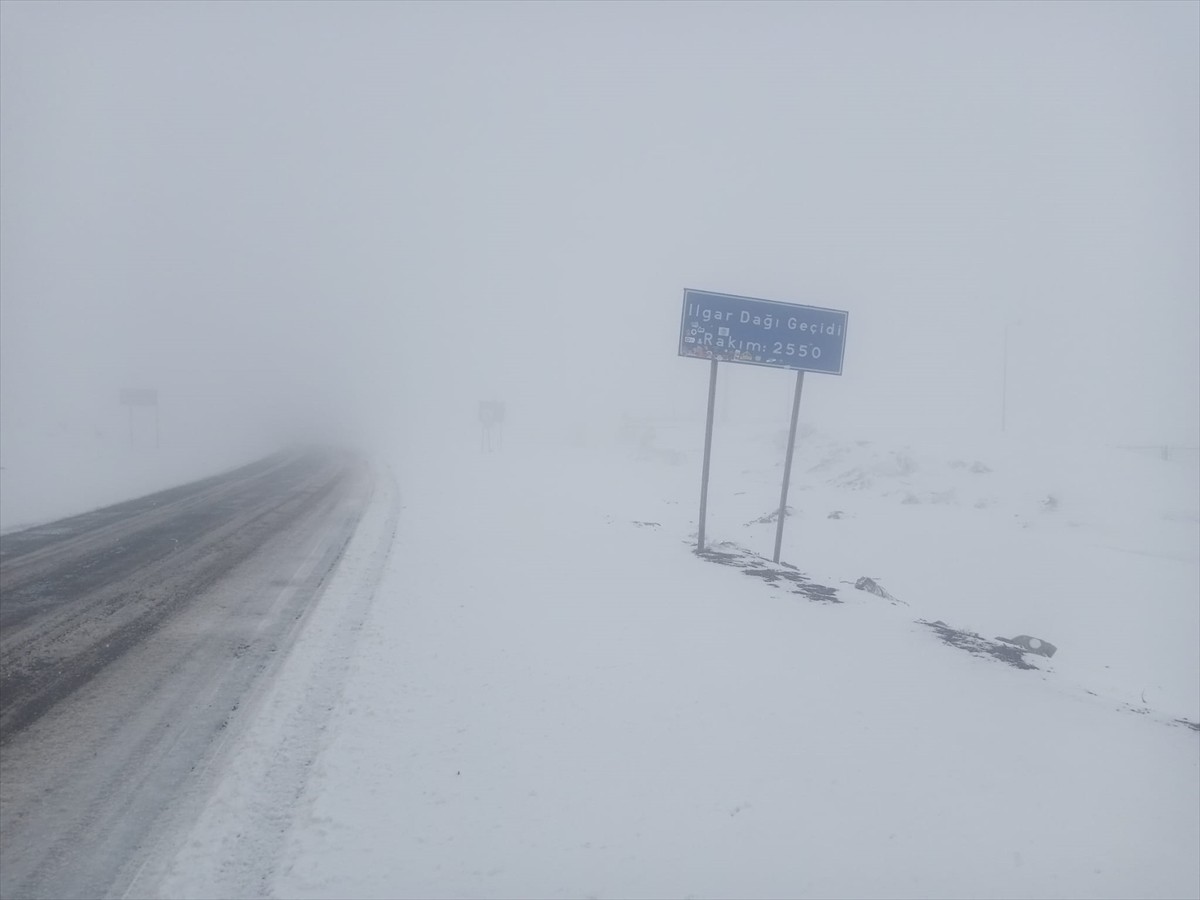 Ardahan'ın yüksek kesimlerinde kar etkili oldu. Yağış ve yoğun sis nedeniyle 2 bin 550 rakımlı...