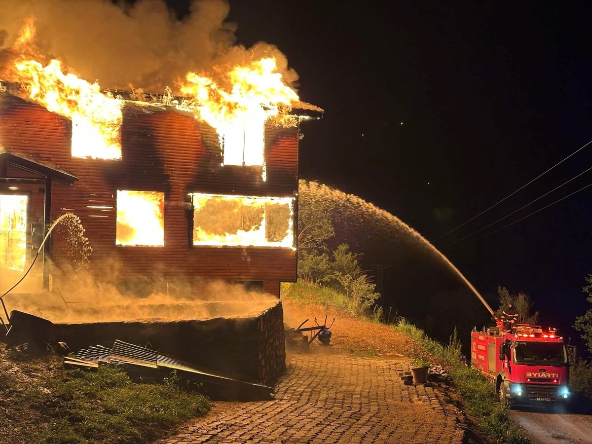 Artvin'de bir köyde çıkan yangında iki katlı ahşap ev kullanılamaz hale geldi.