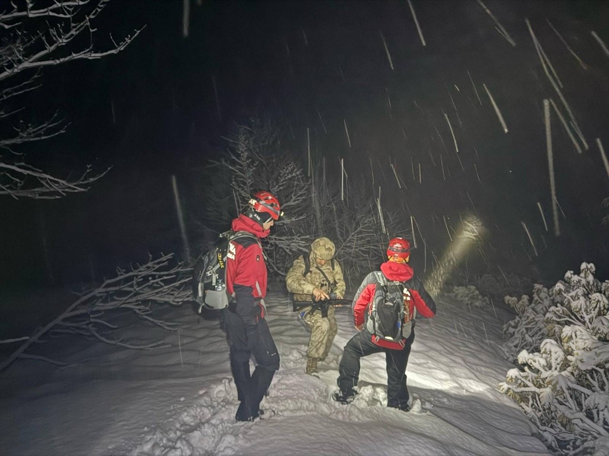 Artvin'de, yasa dışı yollarla yurda giren ve kar yağışlı arazide mahsur kalan 4 şüpheli, yardım...