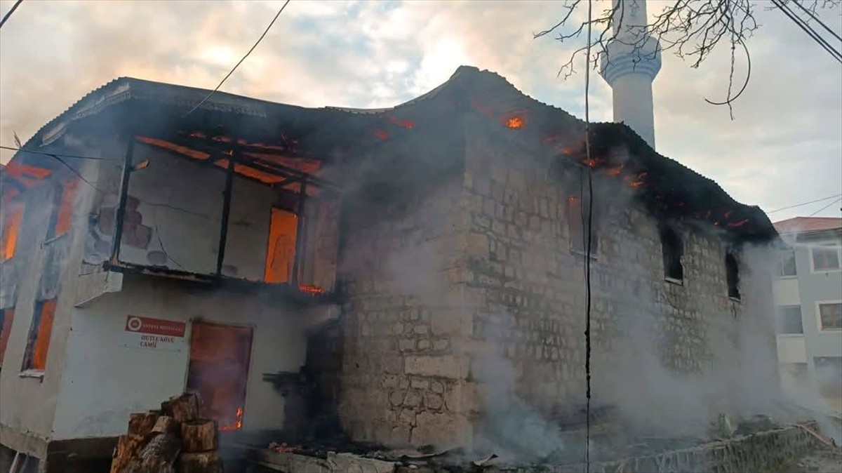 Artvin'in Şavşat ilçesinde çıkan yangında 4 ev ile cami ve lojmanı kullanılamaz hale geldi.