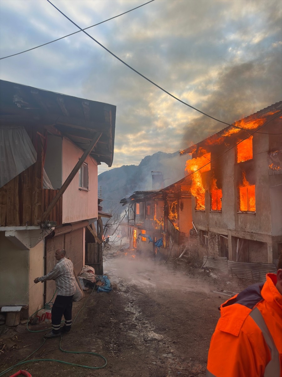 Artvin'in Şavşat ilçesinde çıkan yangında 4 ev ile cami ve lojmanı kullanılamaz hale geldi.