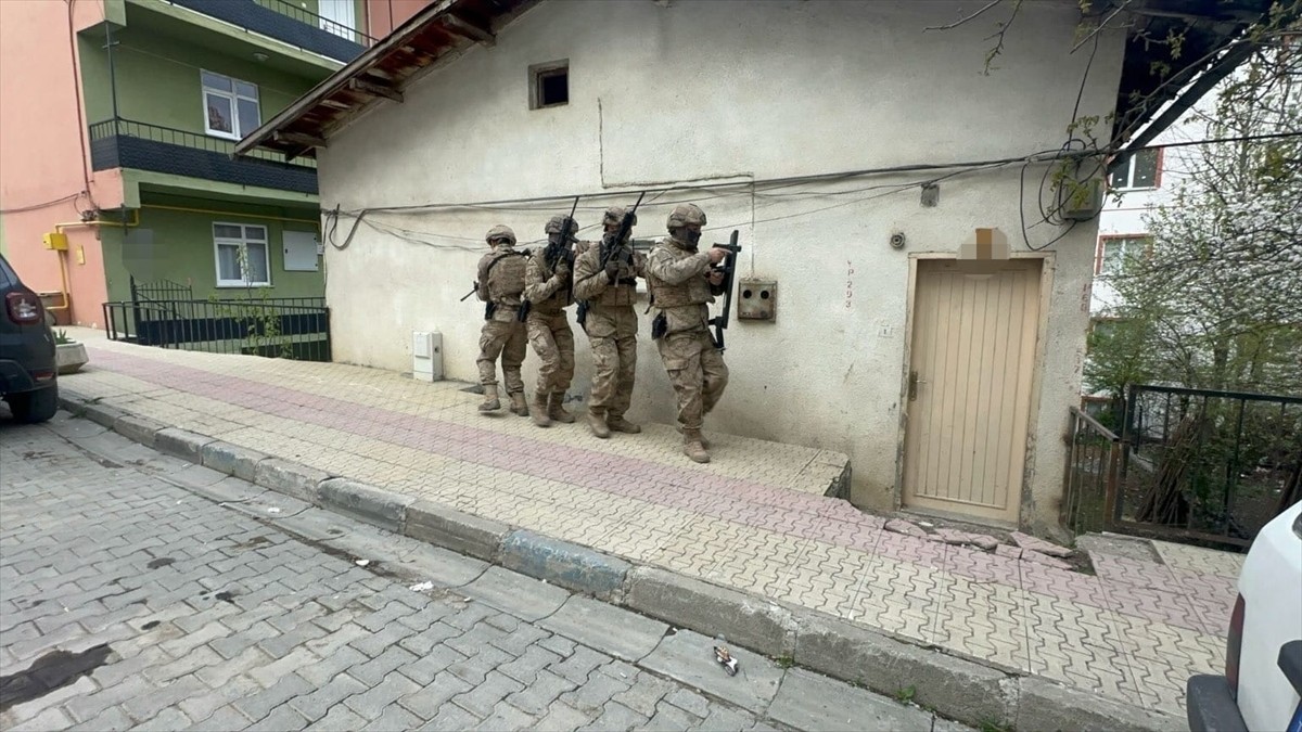 Artvin ve Trabzon'da 13 farklı adrese düzenlenen eş zamanlı operasyonda kaçak silah imalatı ve...