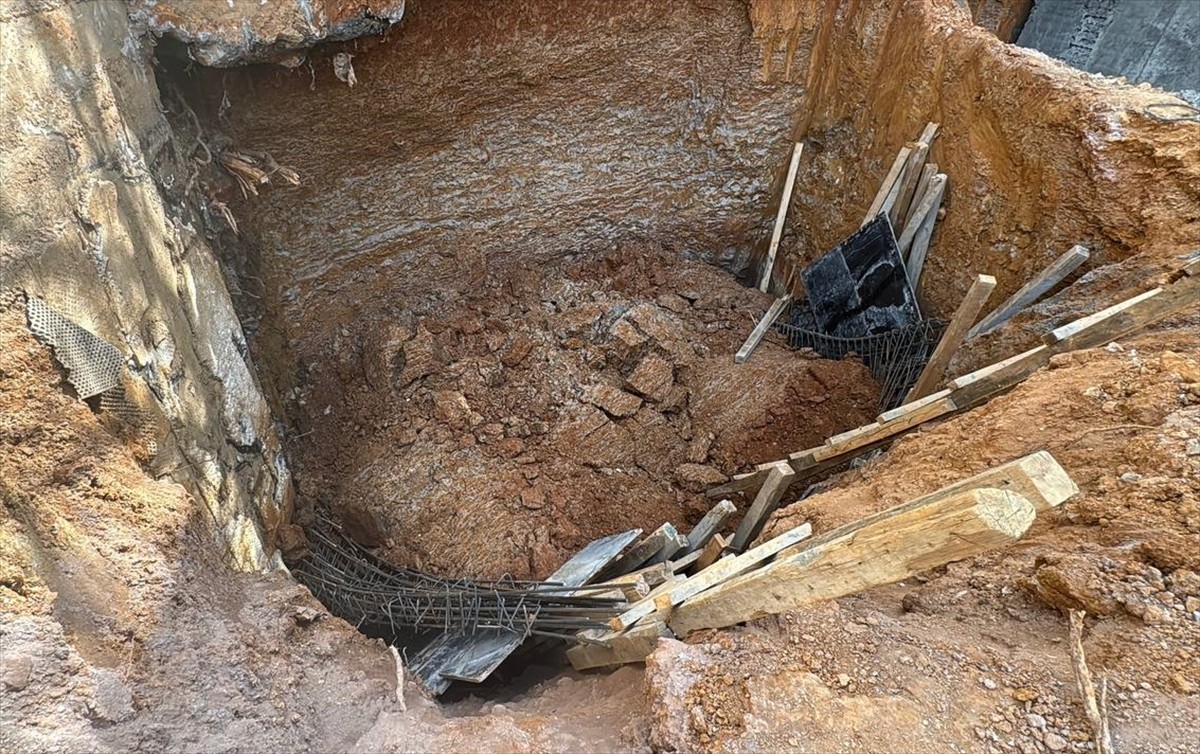 Ataşehir Ferhatpaşa Mahallesi 11. Sokak'taki inşaat sahasında meydana gelen göçükte 3 işçi...