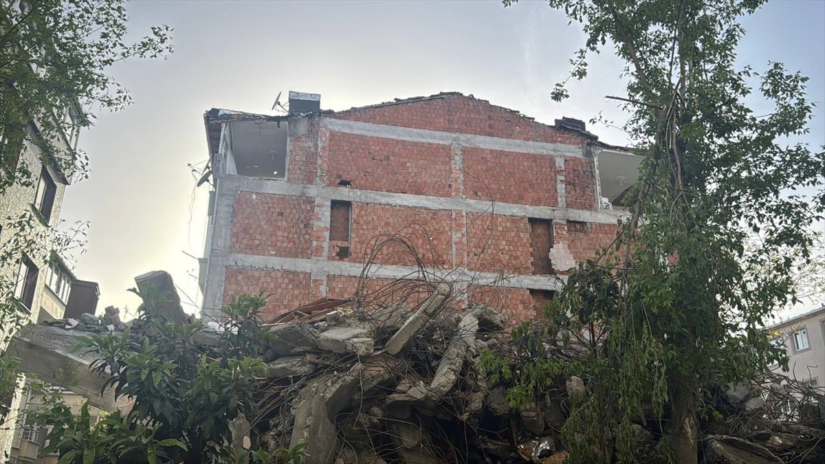 Avcılar'da kentsel dönüşüm kapsamında yıkımı yapılan binaya bitişik apartmanın en üst katındaki...