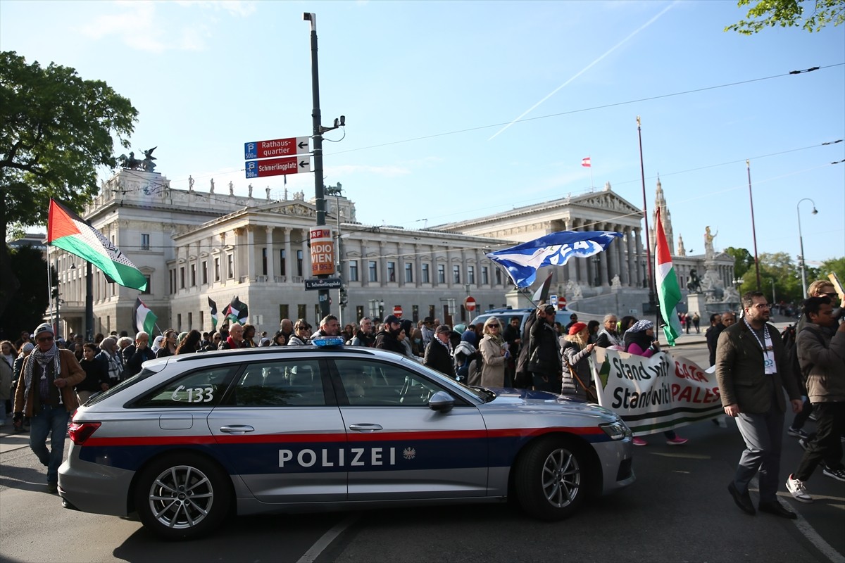 Avusturya’nın başkenti Viyana’da Filistin destekçileri, 7 Ekim 2023’ten bu yana Gazze’de işlenen...