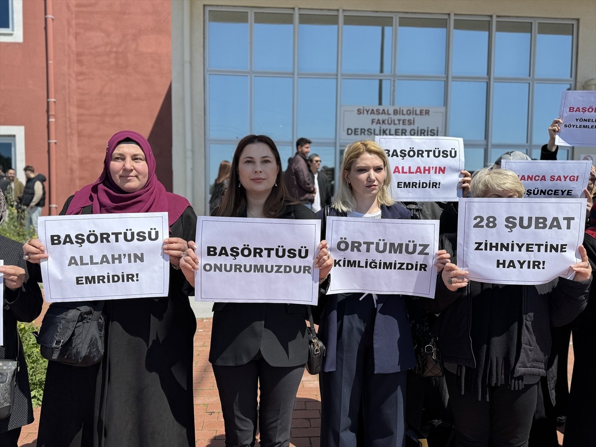 Aydın'da bir grup üniversite öğrencisi ve akademisyen, başörtülülere hakaret ettiği öne sürülen...