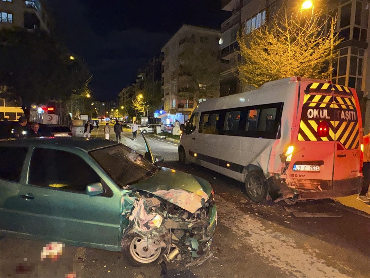 Aydın'ın Söke ilçesinde, otomobilin işçi taşıyan minibüse çarpması sonucu 3 kişi...