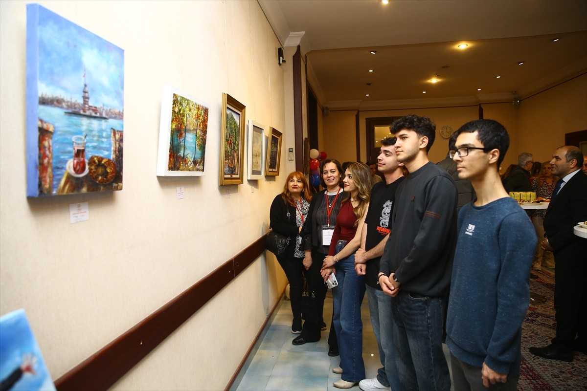 Azerbaycan'ın başkenti Bakü'de Ankara Bilkent Şehir Hastanesi çalışanlarının resimlerinin yer...