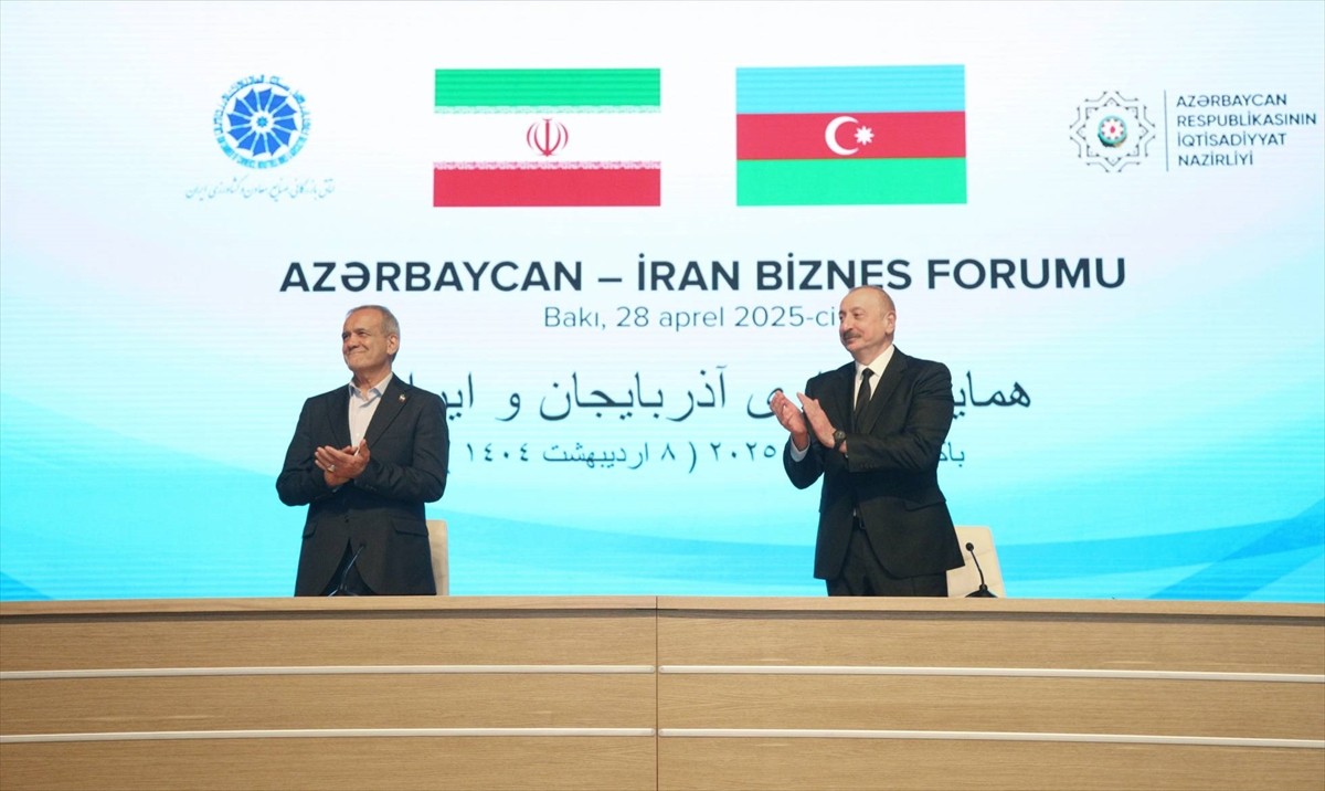 Azerbaycan Cumhurbaşkanı İlham Aliyev (sağda) ile İran Cumhurbaşkanı Mesud Pezeşkiyan (solda)...