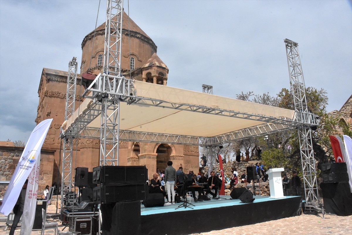 Badem ağaçlarının çiçek açmasıyla baharın tonlarına bürünen Van Gölü'ndeki Akdamar Adası'nda...