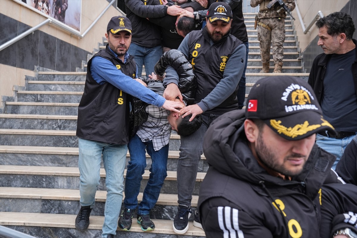 Bağcılar'da, bekçi Uğur Gölçek'in silahlı saldırıda şehit edilmesine ilişkin gözaltına alınan 5...