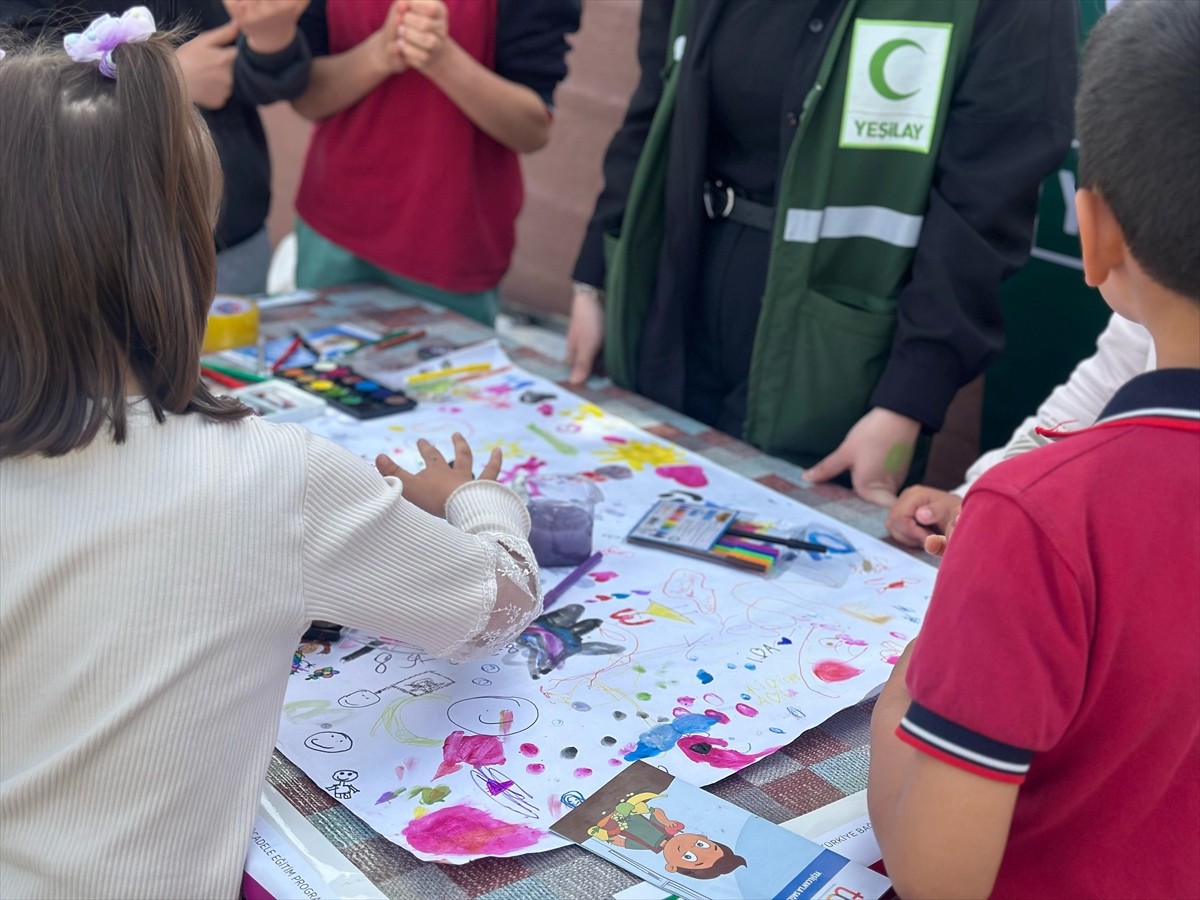 Balıkesir'de Yeşilay Şubesi tarafından 23 Nisan Ulusal Egemenlik ve Çocuk Bayramı etkinlikleri...