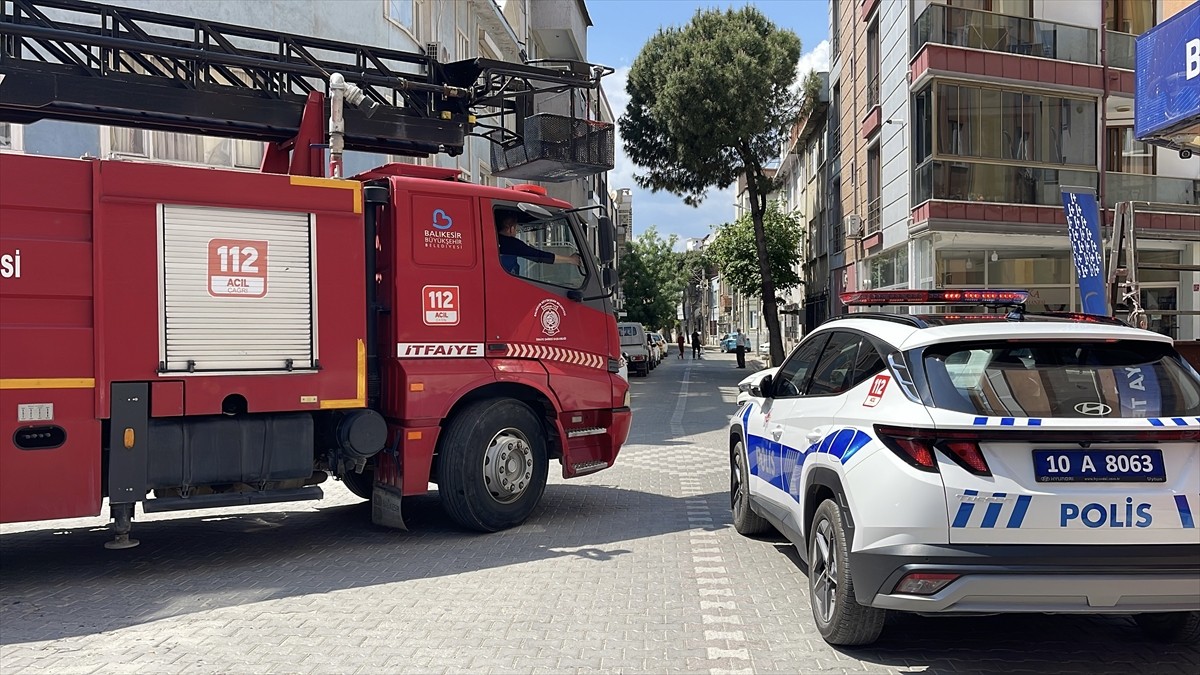 Balıkesir'in Edremit ilçesinde çıkan 2 ayrı ev yangını hasara yol açtı.