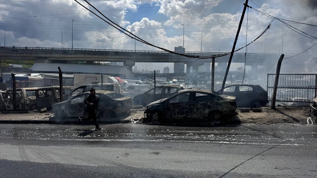 Başakşehir'de, İkitelli Organize Sanayi Bölgesi'nde kimyasal maddelerin bulunduğu depoda çıkan...