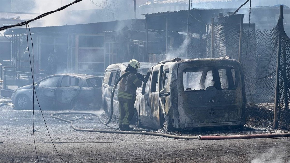 Başakşehir'de, İkitelli Organize Sanayi Bölgesi'nde kimyasal maddelerin bulunduğu depoda çıkan...