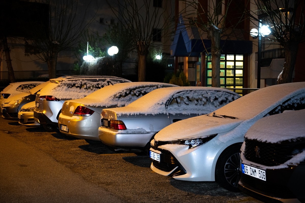 Başkent Ankara'nın yüksek kesimlerinde kar yağışı etkili oldu. Yağışın etkisiyle park halindeki...