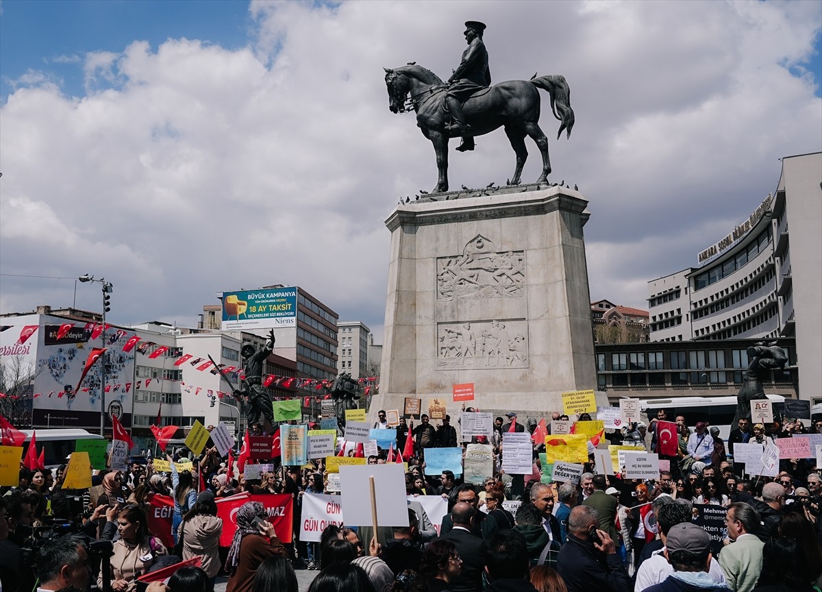 Başkentte atama bekleyen bazı öğretmenler, alımların yetersiz olduğu gerekçesiyle Ulus Zafer Anıtı...