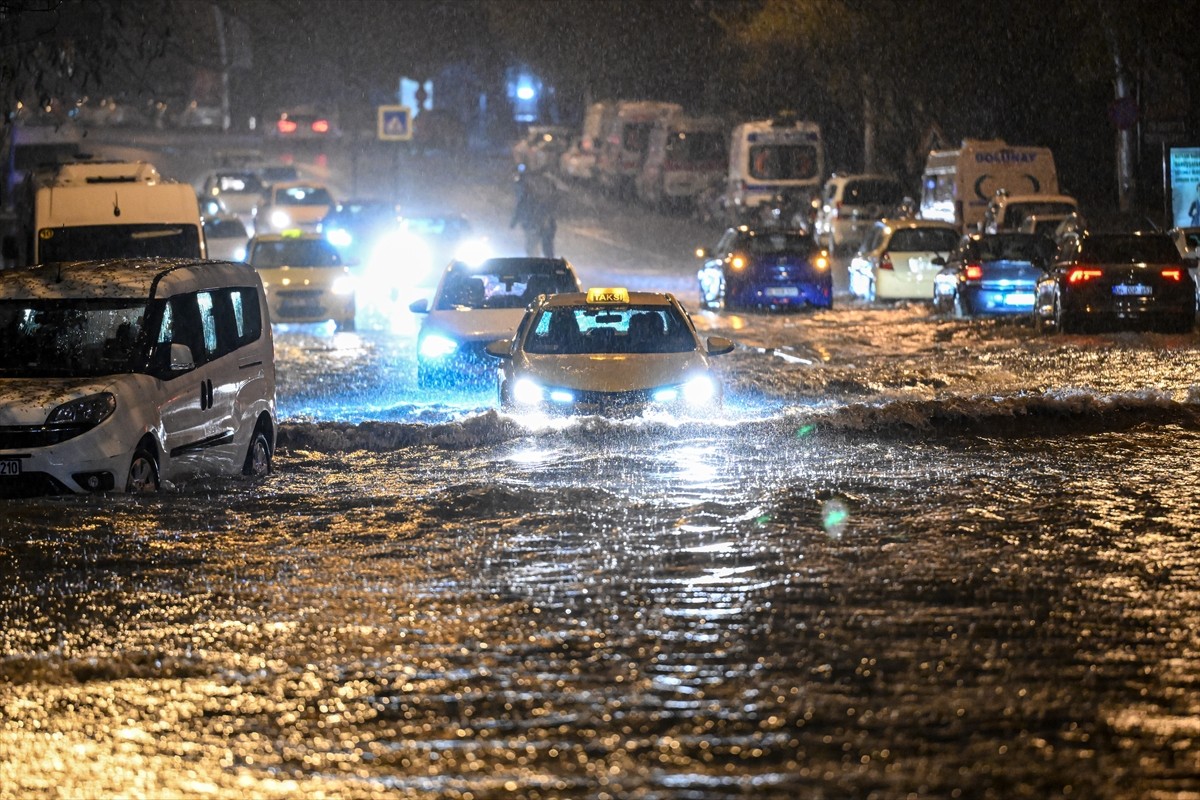 Başkentte etkili olan gök gürültülü sağanak ve dolu hayatı olumsuz etkiledi. Kentte akşam üzeri...