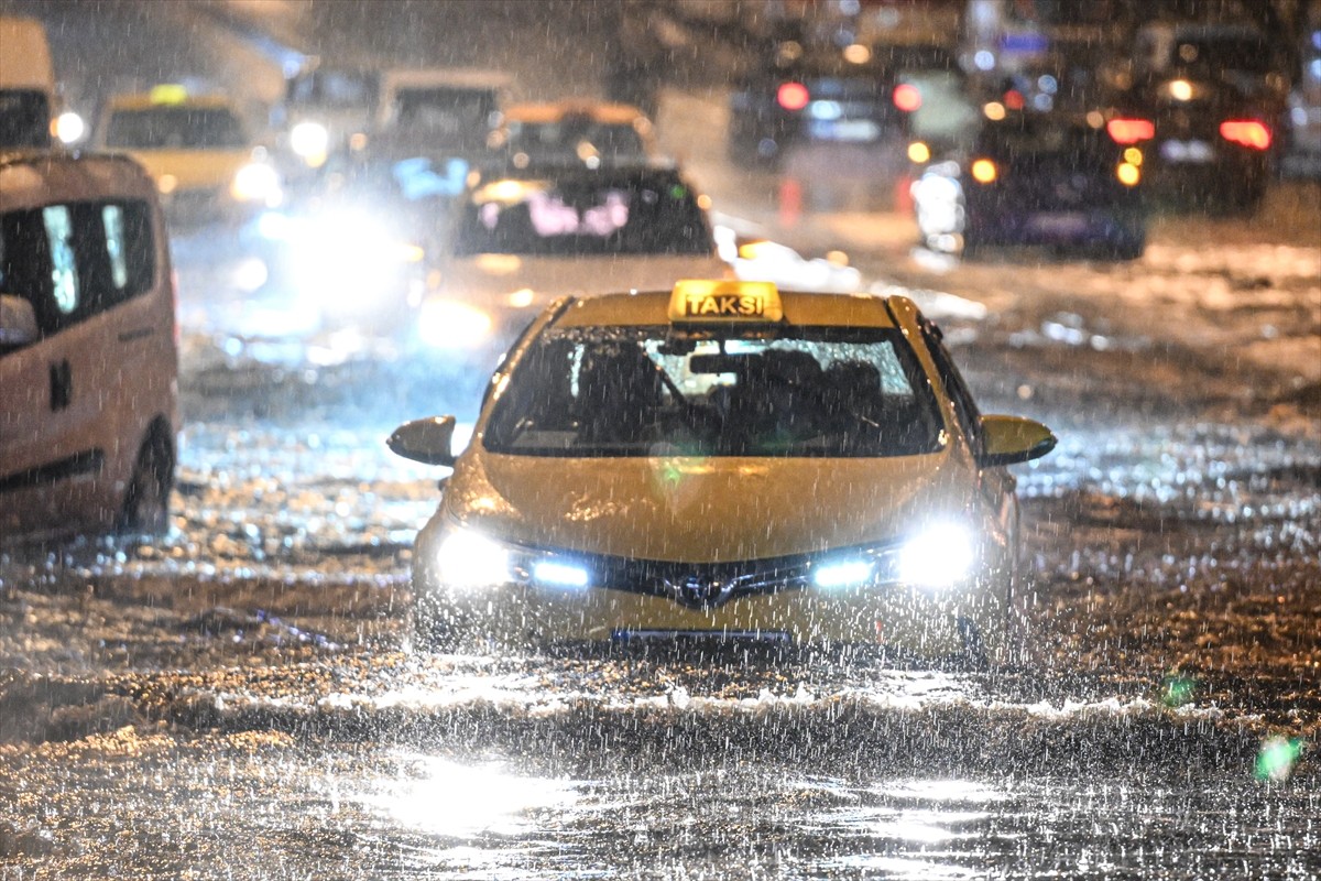 Başkentte etkili olan gök gürültülü sağanak ve dolu hayatı olumsuz etkiledi. Kentte akşam üzeri...