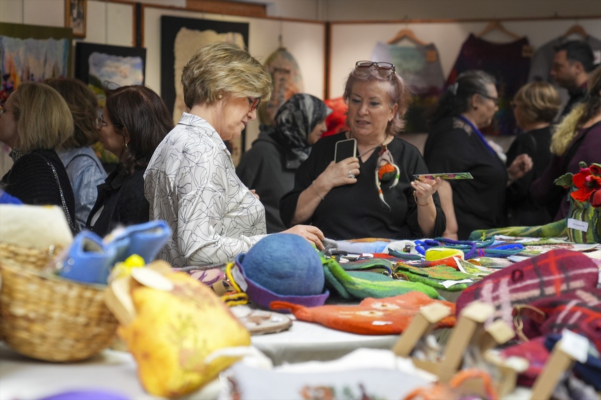 Başkentte, Venüsfeltart Keçe Atölyesi'nin sanatçı ve öğrencileri, el emeği keçe ürünlerini...