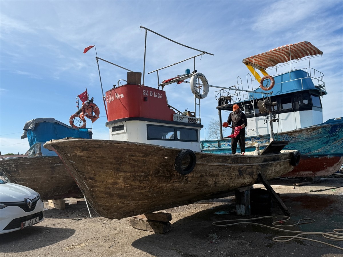 Batı Karadeniz'in önemli limanlarından Düzce Akçakoca'da bereketli bir sezon geçiren balıkçılar...