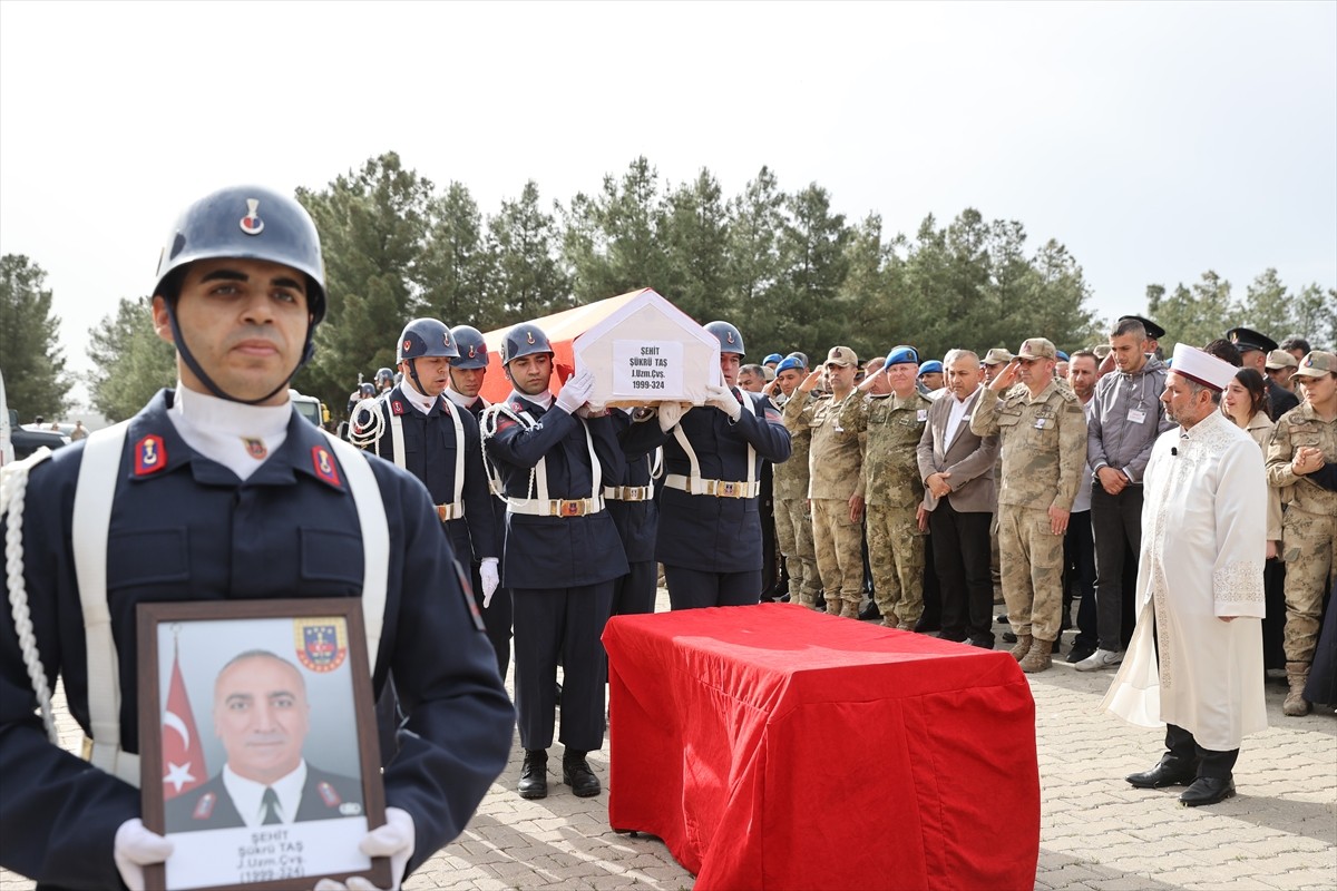 Batman'ın Beşiri ilçesinde silahı kazara ateş alan Jandarma Uzman Çavuş Şükrü Taş şehit oldu....