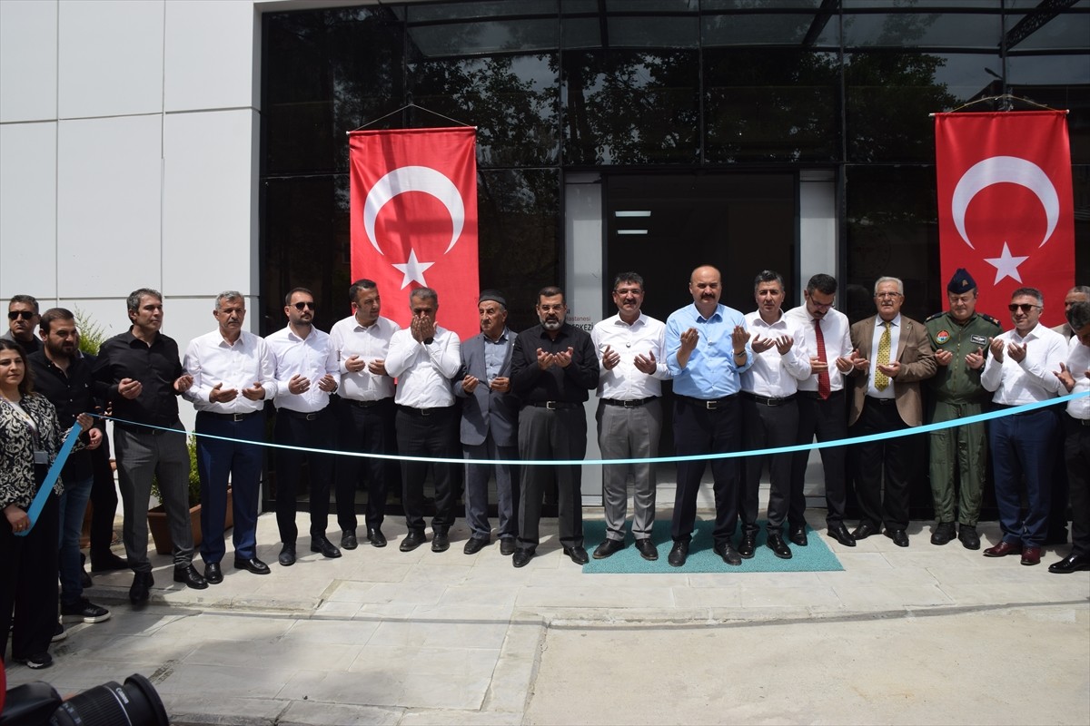 Batman’da ileri teknolojiyle donatılan Onkoloji Tanı ve Tedavi Merkezi düzenlenen törenle hizmete...