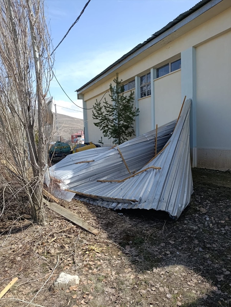 Bayburt'ta etkili olan kuvvetli rüzgar yaşamı olumsuz etkiledi. Kuvvetli rüzgar kent merkezinde...