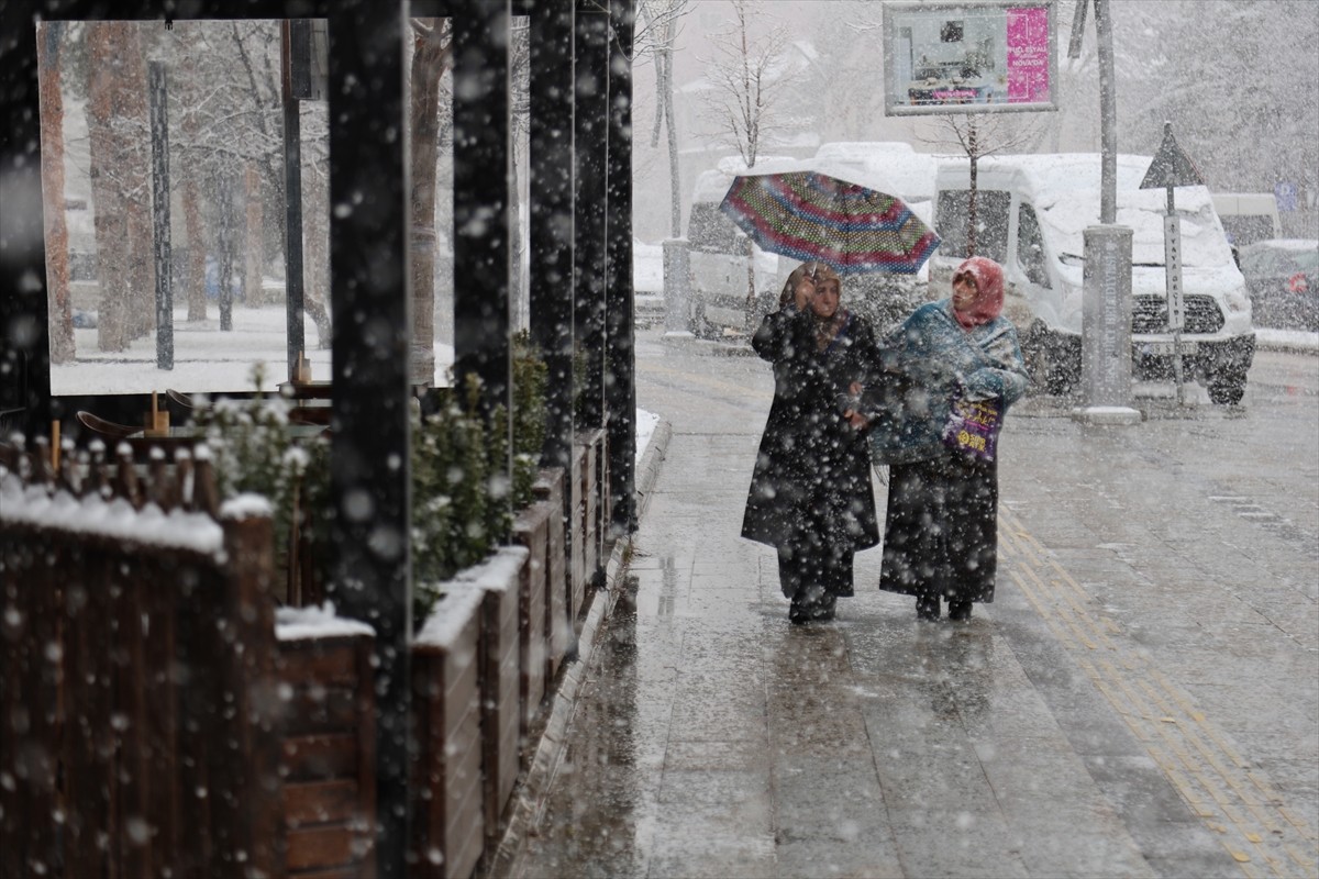 Bayburt'ta soğuk hava ve kar yağışı etkisini gösteriyor. Kentte bir süredir mevsim normallerinde...