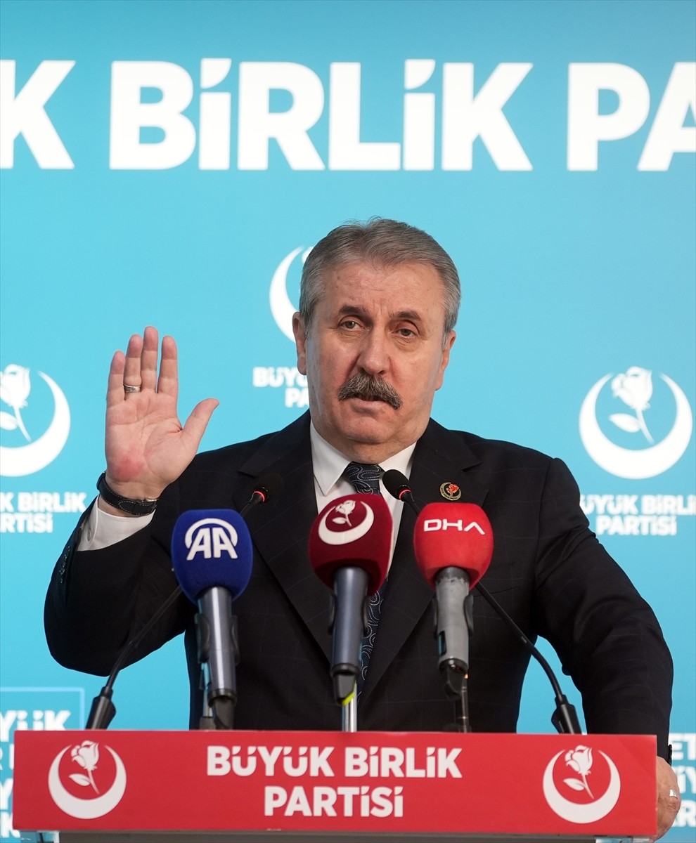 BBP Genel Başkanı Mustafa Destici, partisinin genel merkezinde basın toplantısı düzenledi. 