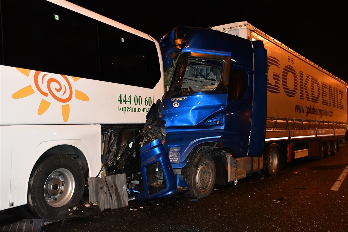 Bilecik'in Bozüyük ilçesinde, tur otobüsü ile tırın çarpışması sonucu 13 kişi...