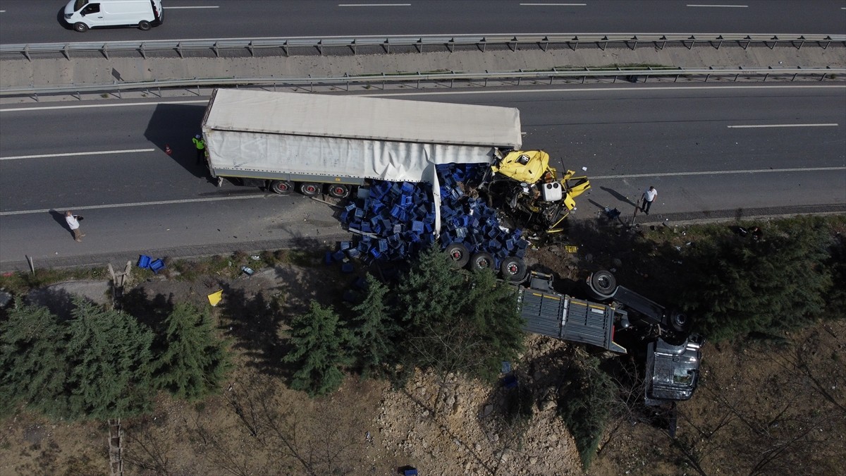 Bilecik'te 2 tırın karıştığı trafik kazasında yaralanan sürücüler hastanede tedaviye...