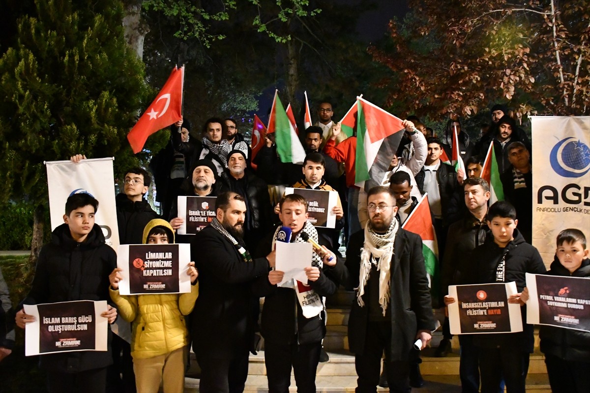 Bilecik'te, Anadolu Gençlik Derneği (AGD) Bilecik Şubesi öncülüğünde Atatürk Parkı'nda, İsrail'in...