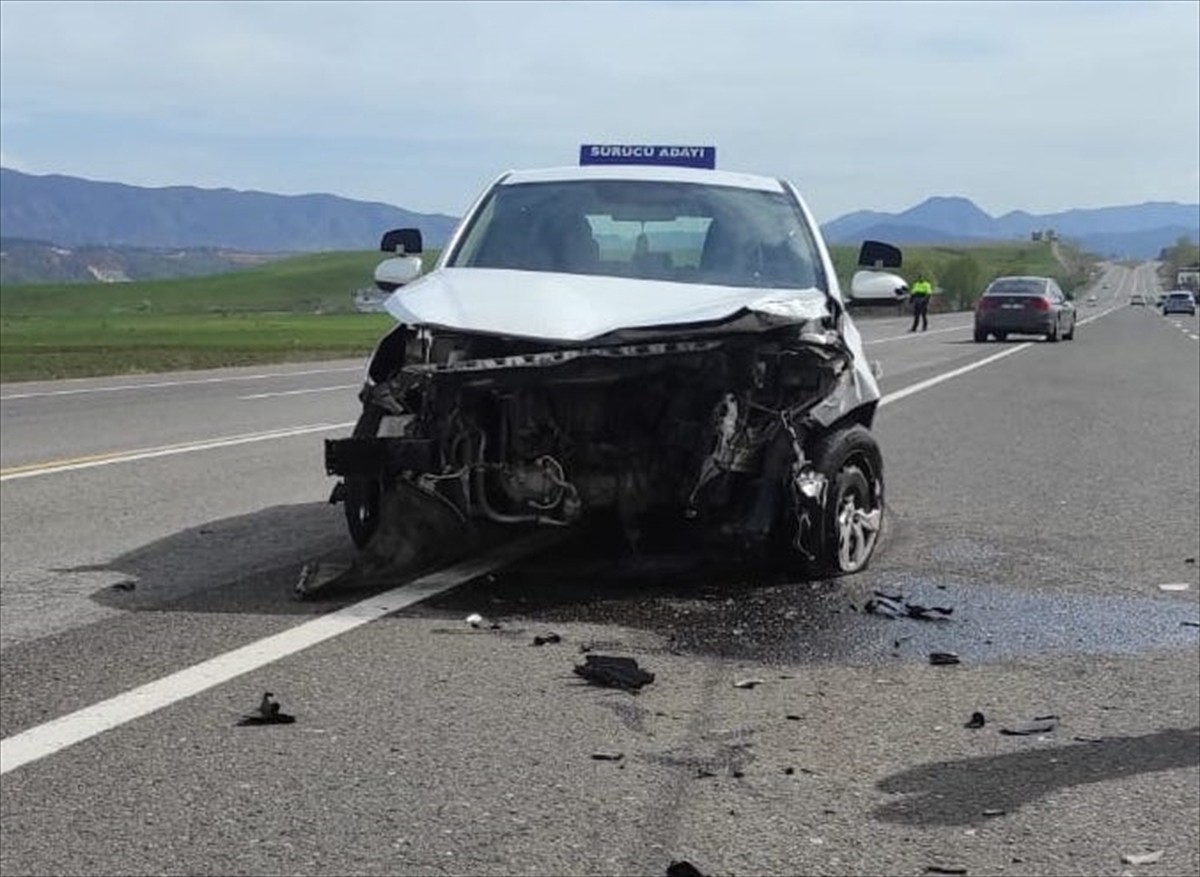 Bingöl'de otomobilin sürücü kursu eğitim aracıyla çarpışması sonucu 2 kişi yaralandı.