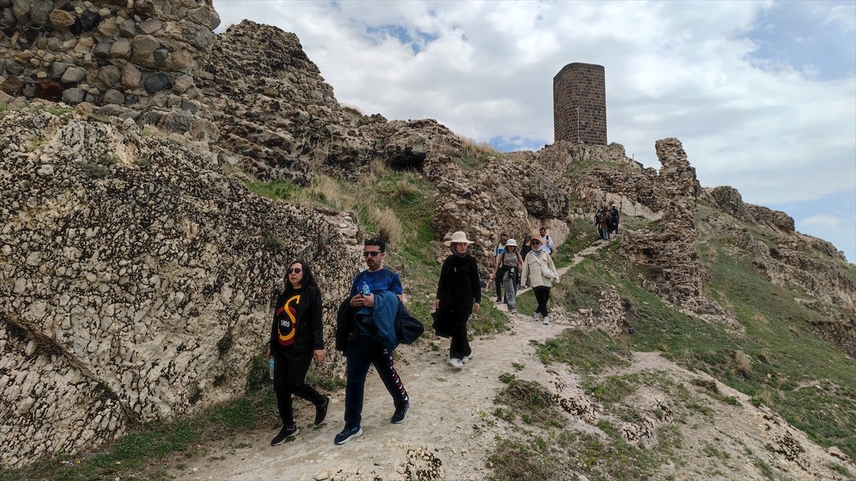  Bitlis'in Adilcevaz ilçesinde öğretmenler, Adilcevaz Kalesi ve Mucizeler Manastırı'nın bulunduğu...