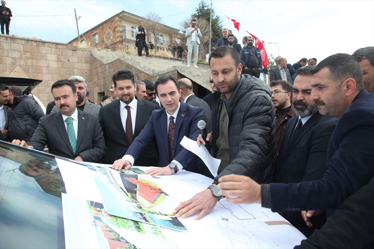 Bitlis'in Ahlat ilçesinde Su Sporları Merkezi temel atma töreni düzenlendi. Törene, Vali Ahmet...