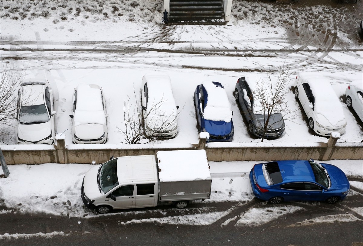 Bitlis'te gece başlayan ve aralıklarla devam eden kar nedeniyle kent beyaza büründü. 
