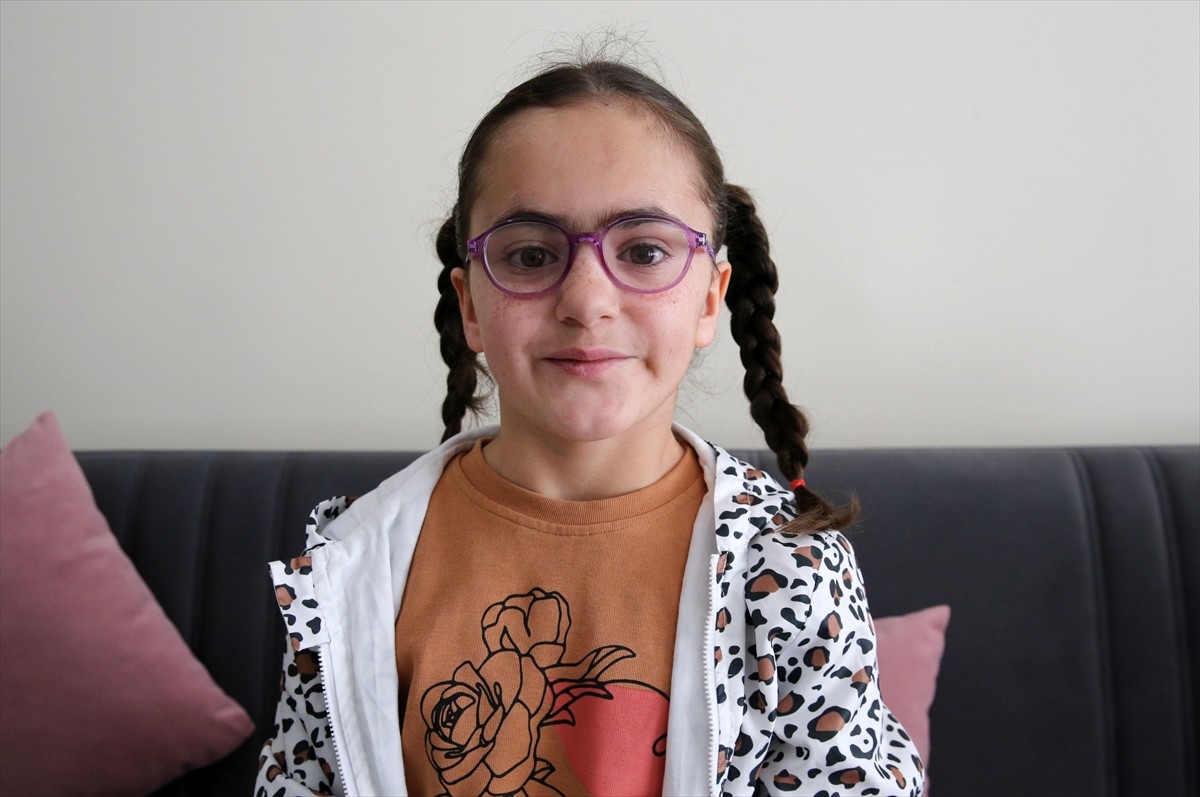 Bitlis'te geçen yıl "Kamu ve Özel Sektör Yatırımları Toplu Açılış Töreni"nde açtığı "Göz...