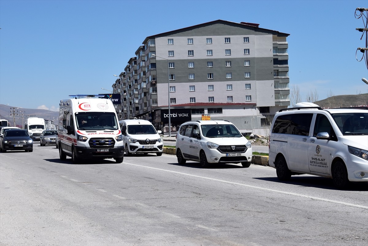 Bitlis'te trafikte acil durum araçlarının geçişini kolaylaştırmak amacıyla hayata geçirilen...
