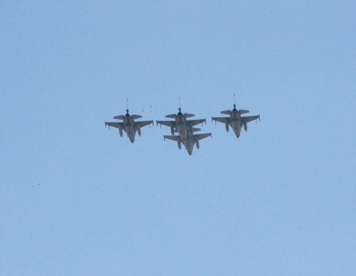 Bolu'da 14-20 Nisan Şehitler Haftası dolayısıyla gösteri uçuşu yapıldı.