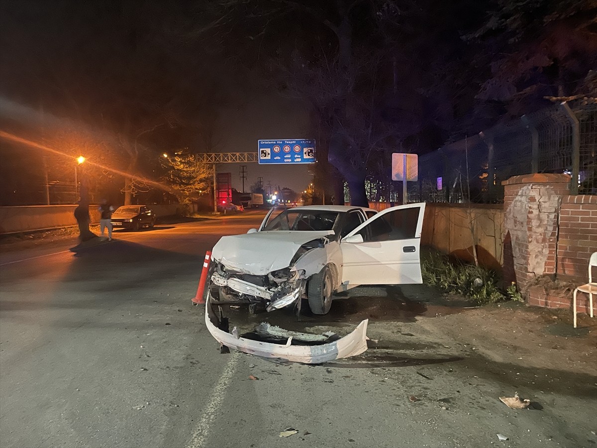 Bolu'da istinat duvarına çarpan otomobilin sürücüsü yaralandı.