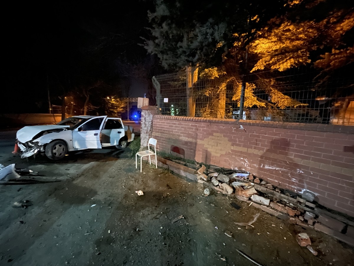 Bolu'da istinat duvarına çarpan otomobilin sürücüsü yaralandı.